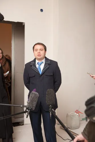 Первый заместитель директора ФГУП «АТЭКС» ФСО России Станислав Валерьевич Кюнер рассказывает журналистам о ходе реставрации концертного зала имени Н.Я. Мясковского, расположенного во втором учебном корпусе консерватории.
