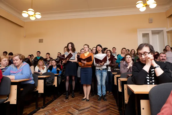 Перед ветеранами выступает Хор студентов Московской консерватории (художественный руководитель и дирижёр С.С. Калинин).