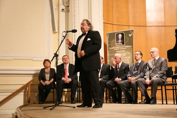 Выступает заместитель председателя оргкомитета конкурса, проректор по артистической деятельности и УМО МГК имени П.И.Чайковского, профессор Александр Зиновьевич Бондурянский.