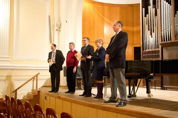 Участников мастер-класса «Национальный молодёжный хор» приветствуют (слева направо): директор мастер-класса - художественный руководитель Камерного хора Московской консерватории, доцент Александр Соловьёв; главный хормейстер Новосибирского театра оперы и балета Заслуженный деятель искусств РФ Вячеслав Подъельский; художественный руководитель мастер-класса — заведующий кафедрой современного хорового исполнительского искусства, художественный руководитель Академического Большого хора «Мастера хорового пения», народный артист РФ, профессор Лев Конторович; заслуженный работник культуры РФ, проректор по учебной работе Московской консерватории, профессор Лариса Евдокимовна Слуцкая; ректор Московской консерватории, заслуженный деятель искусств РФ, доктор искусствоведения, профессор Александр Сергеевич Соколов.