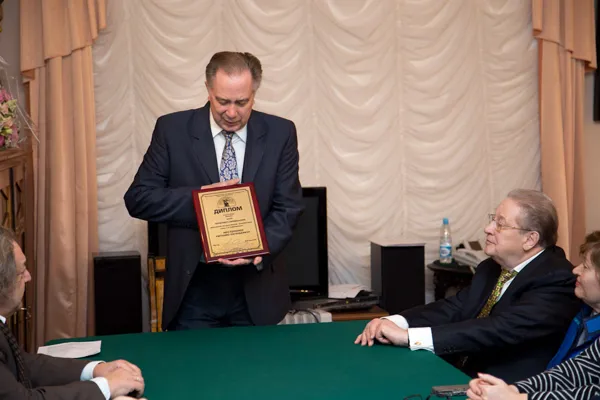 Ректор Московской консерватории, профессор Александр Сергеевич Соколов вручает диплом Почетного профессора консерватории Народному артисту СССР, Герою Социалистического Труда, Лауреату Ленинской премии Евгению Евгеньевичу Нестеренко.
