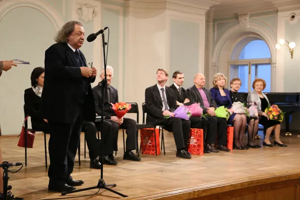 Выступает Председатель жюри конкурса, Народный артист России, проректор по артистической деятельности и учебно-методическому объединению Московской консерватории, профессор Александр Зиновьевич Бондурянский.