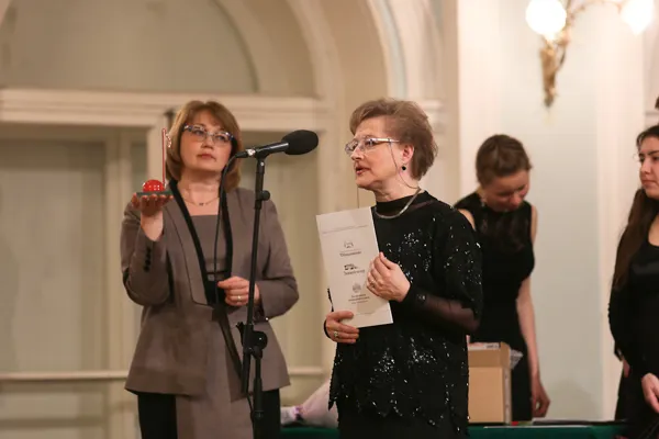 Член жюри Конкурса, Заслуженная артистка России, президент «ЕРТА-Russia», главный редактор журнала «Фортепиано», профессор Ирина Викторовна Осипова вручает Приз "Сочинская нота".