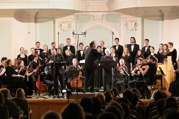 К.Ф.Э. Бах. «Magnificat» для солистов, хора и оркестра. Исполняет Камерный оркестр «MUSICA VIVA», художественный руководитель и солист Александр Рудин; вокальный ансамбль «ИНТРАДА», художественный руководитель Екатерина Антоненко. Солисты Дмитрий Синьковский (альт), Тигран Матинян (тенор).
