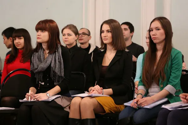В Рахманиновском зале консерватории члены жюри Первого международного конкурса хоровых дирижеров им. Бориса Тевлина провели мастер-классы с Камерным хором Московской консерватории.
