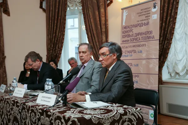 Выступает заместитель председателя жюри конкурса, заведующий кафедрой современного хорового исполнительского искусства, профессор Лев Зиновьевич Конторович.