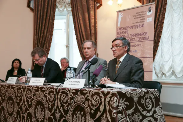 На вопросы журналистов отвечает заместитель председателя жюри конкурса, заведующий кафедрой современного хорового исполнительского искусства, профессор Лев Зиновьевич Конторович.