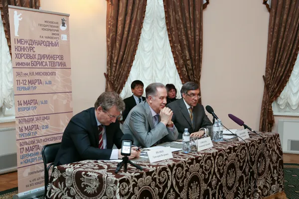 В верхнем фойе Большого зала Консерватории состоялась пресс-конференция, посвященная итогам I Международного конкурса хоровых дирижеров имени Бориса Тевлина.