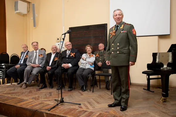 У микрофона Главный военный дирижёр Российской армии, Народный артист России, композитор, генерал-лейтенант Валерий Михайлович Халилов.
