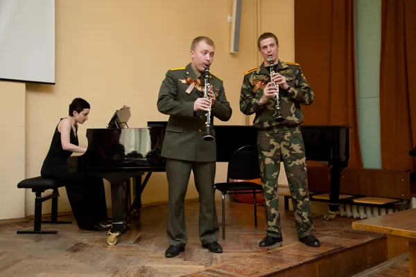 Выступают курсанты Института военных дирижеров.