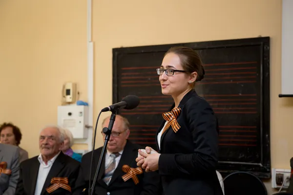 Ветеранов поздравляет Анна Цыбулева (фортепиано), класс профессора Л.В. Рощиной.
