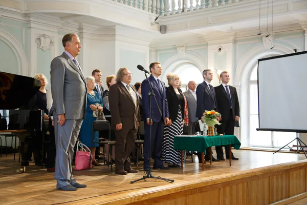Во время исполнения Гимна Российской Федерации.
