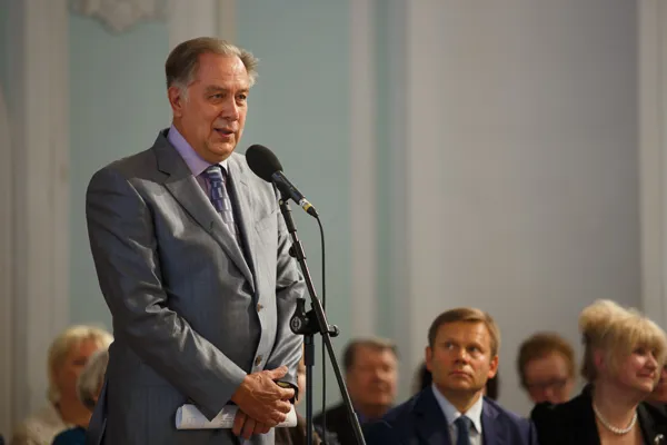 Первокурсников поздравляет ректор Московской консерватории, профессор Александр Сергеевич Соколов.