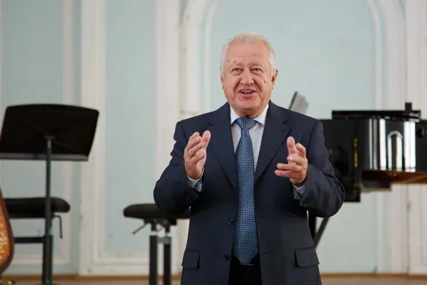 Иностранных учащихся поздравляет с поступлением руководитель департамента международного сотрудничества Московской консерватории, профессор Владимир Владимирович Суханов.