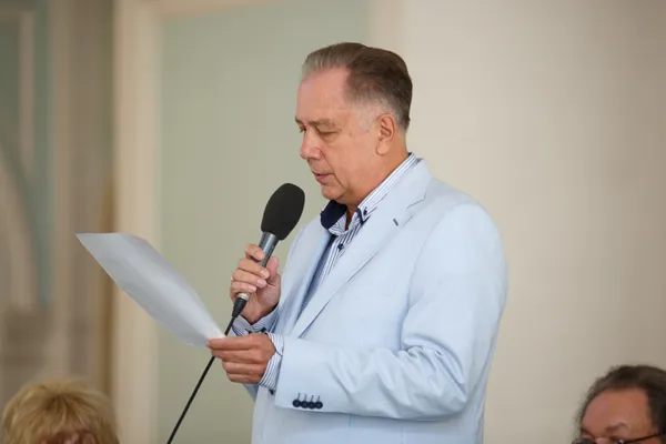 В Рахманиновском зале прошло общее собрание работников и учащихся Московской государственной консерватории им. П.И. Чайковского по вопросу внесения изменений в устав консерватории.