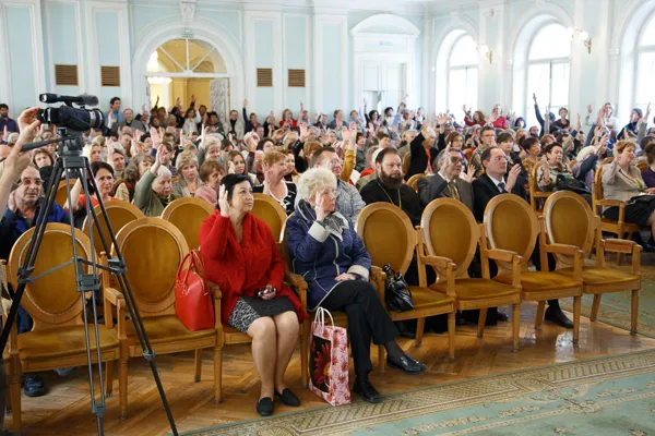 В Рахманиновском зале прошло общее собрание работников и учащихся Московской государственной консерватории им. П.И. Чайковского по вопросу внесения изменений в устав консерватории.