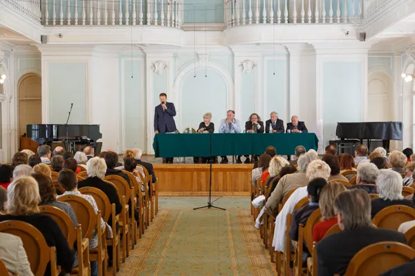 В Рахманиновском зале прошло общее собрание работников и учащихся Московской государственной консерватории им. П.И. Чайковского по вопросу внесения изменений в устав консерватории.