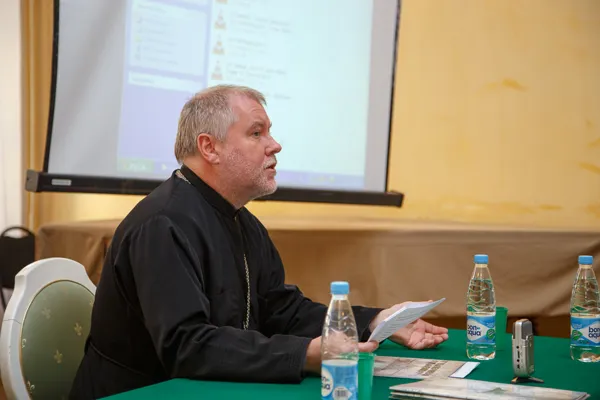 Протоиерей Константинопольского Патриархата, пастор храма Святого Иоанна Русского в Эшториле в Португалии, председатель Международного общества православной церковной музыки Иван Муди читает доклад «Джон Тавенер: мистика и математика».