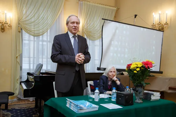 С приветственным словом к участникам конференции, посвященной 80-летию А. Шнитке, обращается доктор искусствоведения, проректор Московской консерватории по научной работе, профессор Константин Владимирович Зенкин.