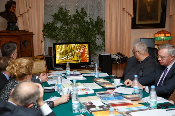 Просмотр членами Попечительского совета проекта фильма о реставрации органа Большого зала Московской консерватории.