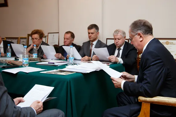 Члены Попечительского совета Московской консерватории знакомятся с проектом резолюции заседания.