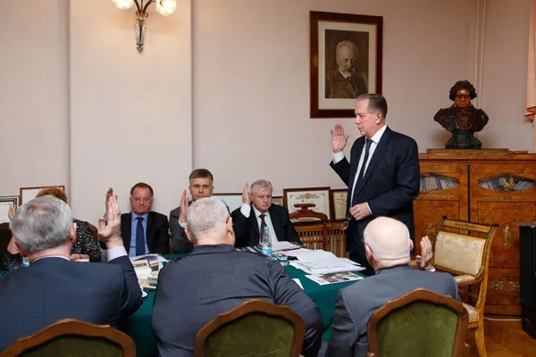 В ректорате состоялось очередное заседание Попечительского совета Московской консерватории. Голосование за принятие проекта резолюции заседания.