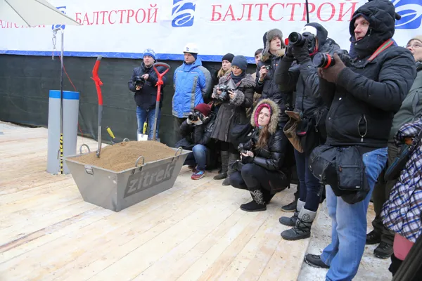На строительной площадке многофункционального студенческого комплекса Московской консерватории состоялась торжественная закладка символической капсулы с посланием потомкам и обряд освящения строительства.