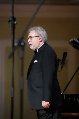 На сцене профессор Фортепианной Академии «Incontri col Maestro» в г. Имола, а также Accademia Ducale в г. Генуя (Италия), Заслуженный артист России Борис Петрушанский.