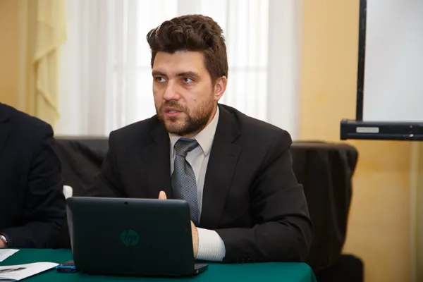 Кандидат философских наук, доцент кафедры гуманитарных наук Московской государственной консерватории имени П. И. Чайковского Роман Юрьевич Кузьмин читает доклад «Высший акт разума есть акт эстетический»? Программа Шеллинга — Гегеля — Гёльдерлина и критика «эстетического сознания» в современной философии искусства.