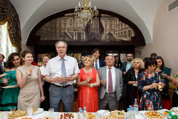 На праздничном фуршете.