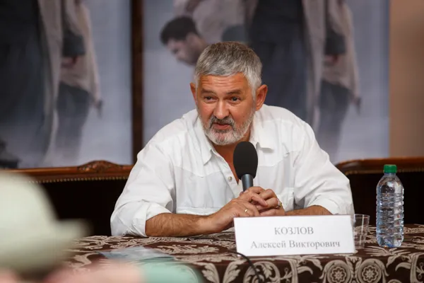 Выступает режиссёр и продюсер фильма Алексей Викторович Козлов.