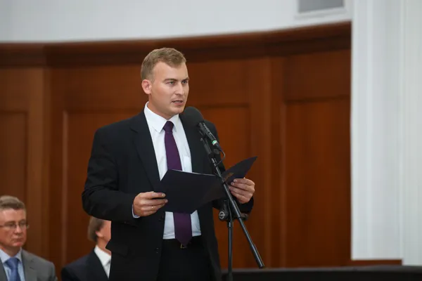 Поздравление от Министерства культуры зачитывает Заместитель директора Департамента науки и образования Министерства культуры Российской Федерации Святослав Сергеевич Голубенко.