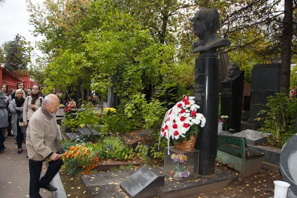 На Новодевичьем кладбище состоялся молебен и торжественное собрание, приуроченные к 125-летнему юбилею со дня рождения выдающегося хорового дирижера, педагога, музыкально-общественного деятеля, ректора Московской консерватории (1948–74 гг) Александра Васильевича Свешникова.