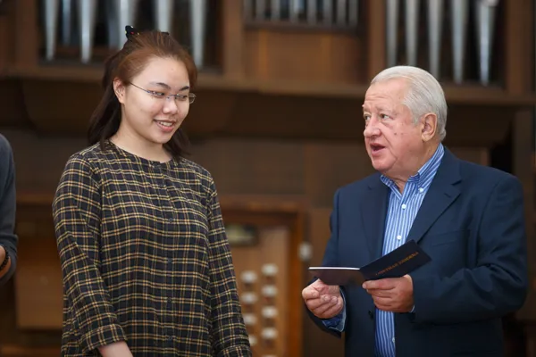 Руководитель Департамента Международного сотрудничества, профессор Владимир Владимирович Суханов вручает зачётные книжки иностранным студентам 1 курса.