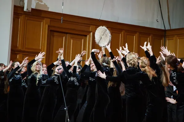 С. ЛИК. «Kungala». Исполняет Камерный хор Московской консерватории. Сценическая редакция – Натальи Набатовой.