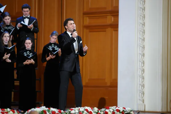 А. Пахмутова. «Мелодия», сл. Н. Добронравова, перелож. хоровой партии К. Кулаковой. Солист – Евгений КУНГУРОВ.
