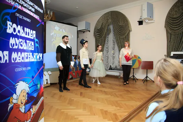 Театрализованное действо по мотивам сочинений Дебюсси «Детский уголок», «Ящик с игрушками» было представлено юным зрителям в рамках проекта «Большая музыка для маленьких», осуществляемого совместно Московской государственной консерваторией имени П.И. Чайковского и компанией «Хёндэ Мотор СНГ».