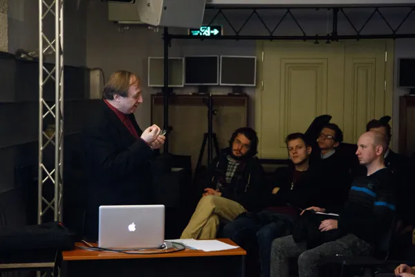 «Redshift для большого оркестра и электроники Владимира Тарнопольского: авторский анализ». Лекцию читает профессор, заведующий кафедрой современной музыки, художественный руководитель Центра современной музыки и ансамбля «Студия новой музыки» Владимир Тарнопольский.