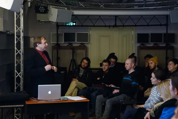 «Redshift для большого оркестра и электроники Владимира Тарнопольского: авторский анализ». Лекцию читает профессор, заведующий кафедрой современной музыки, художественный руководитель Центра современной музыки и ансамбля «Студия новой музыки» Владимир Тарнопольский.
