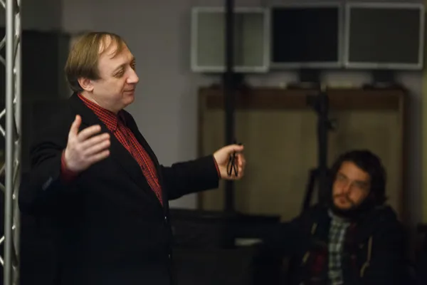 «Redshift для большого оркестра и электроники Владимира Тарнопольского: авторский анализ». Лекцию читает профессор, заведующий кафедрой современной музыки, художественный руководитель Центра современной музыки и ансамбля «Студия новой музыки» Владимир Тарнопольский.