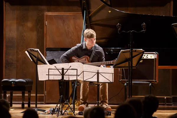Фаусто Ромителли. «Trash TV Trance» для электрогитары (2002). Исполняет Алексей Потапов (электрогитара).
