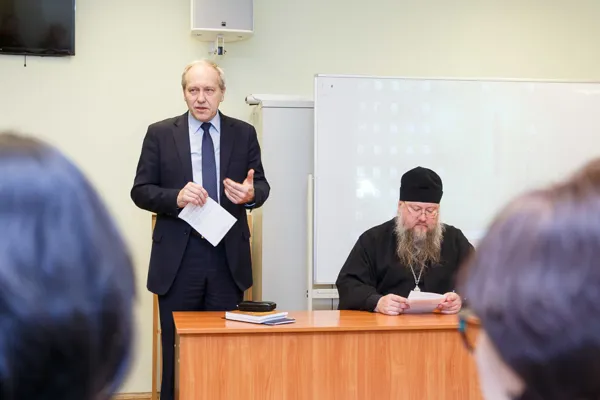 С приветственным словом участникам конференции выступает доктор искусствоведения, проректор по научной работе, профессор кафедры истории зарубежной музыки Московской государственной консерватории имени П. И. Чайковского Константин Владимирович Зенкин.