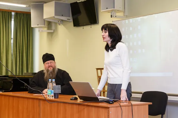 Кандидат искусствоведения, доцент кафедры теории музыки и композиции Казанской государственной консерватории имени Н. Г. Жиганова Айсылу Тагировна Гумерова выступает с докладом «Церковная и фольклорная певческие традиции татар-кряшен: вопросы  взаимодействия».