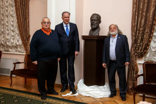 В фойе Большого зала прошла торжественная церемония передачи в дар Московской консерватории скульптурного образа одного из величайших композиторов XIХ века — Петра Ильича Чайковского. На фото (слева направо): инициатор благотворительного проекта, член Попечительского совета Московской консерватории Феликс Романович Комаров; ректор Московской консерватории, профессор Александр Сергеевич Соколов; автор бронзового бюста, скульптор Григорий Викторович Потоцкий.