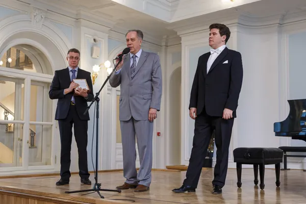Ректор Московской консерватории, профессор Александр Сергеевич Соколов вручает Народному артисту Российской Федерации Денису Мацуеву памятный наградной знак «150 лет Московской консерватории», изображающий легендарную ротонду Большого зала Московской консерватории.
