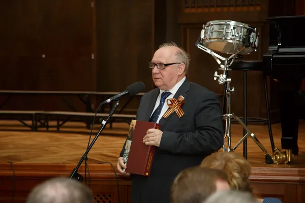 Собравшихся поздравляет Председатель совета ветеранов района Красная Пресня В.Н. Андриенко.
