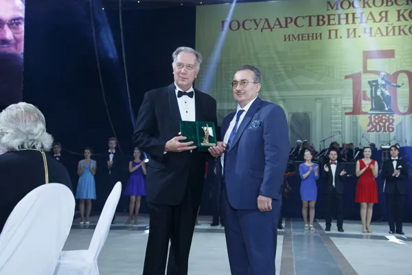 Генеральный директор, Генеральный продюсер Национальной Российской премии «Овация» в области музыкального искусства Анатолий Евгеньевич Сиротюк вручает консерватории памятный подарок.