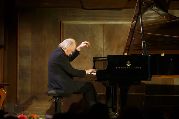 Памятный вечер к 100-летию со дня рождения профессора Московской консерватории, выдающегося пианиста Эмиля Гилельса. На сцене Валерий Афанасьев (фортепиано), ученик Гилельса.