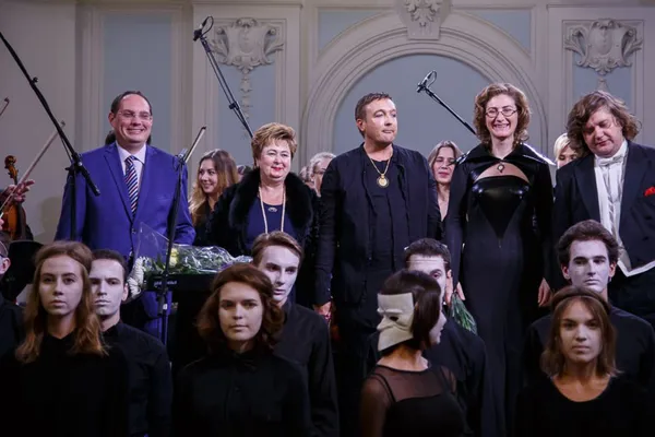 Мелодрама «Орфей» Евстигнея Фомина. Постановка в Рахманиновском зале консерватории. На сцене: Александр Соловьёв (художественный руководитель и дирижер Камерного хора МГК); заведующая кафедрой истории русской музыки, профессор Ирина Скворцова (автор идеи и художественный руководитель проекта); Петр Татарицкий (актёр-чтец, режиссёр); Евгения Кривицкая (партия органа, консультант постановки, профессор);  Заслуженный артист РФ Феликс Коробов (дирижер-постановщик, художественный руководитель Камерного оркестра МГК); Камерный оркестр и Камерный хор Московской консерватории.