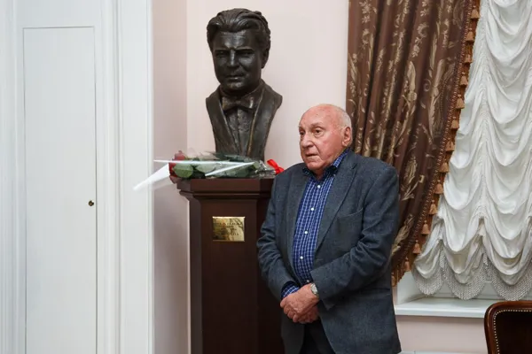 В фойе Большого зала консерватории бюстом пианиста Эмиля Гилельса пополнилась галерея скульптурных портретов великих музыкантов. Выступает советник по концертной работе при ректорате Московской консерватории Владимир Емельянович Захаров.